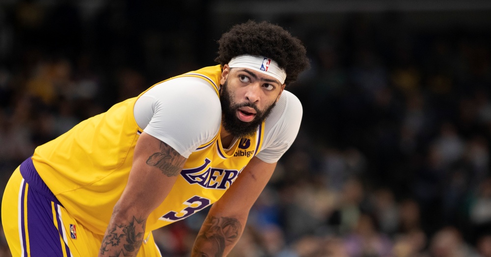 Anthony Davis Leaves Lakers Game Injured