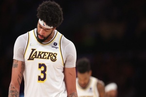 Anthony Davis Leaves Lakers Game Injured